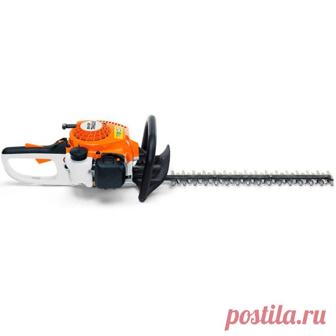 Бензиновые мотоножницы Stihl HS 45 предназначены для фигурной стрижки кустарника, для подстригания и ухода за низкорослыми вечнозелёными живыми изгородями и мелколистными декоративными деревьями высотой по грудь или ниже. Специальная геометрия ножа обеспечивает чистый, точный рез. Эти садовые ножницы прекрасно режут как вертикально, так и горизонтально. Благодаря использованию обеих сторон ножа они позволяют стричь в углах. Поворотная рукоятка делает их универсальными, подходящими и для левшей.
