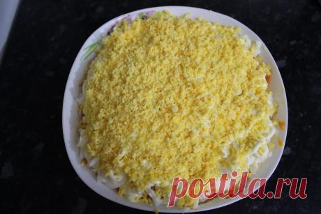 Салат «Нежность» - Дёшево, сердито и очень вкусно - Кулинарный блог Такое блюдо и на стол гостям не стыдно поставить и самим угоститься в будни можно. У этого салата 2 достоинства: На него не нужно покупать дорогие ингредиенты. Он...