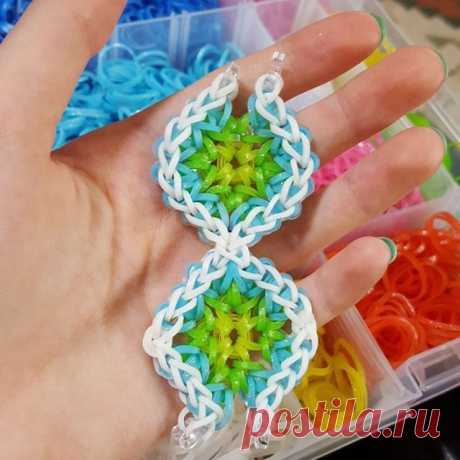 This doesn't look too similar to the Kaleidoscope bracelet, does it?  It's based off my Queen Anne's Lace