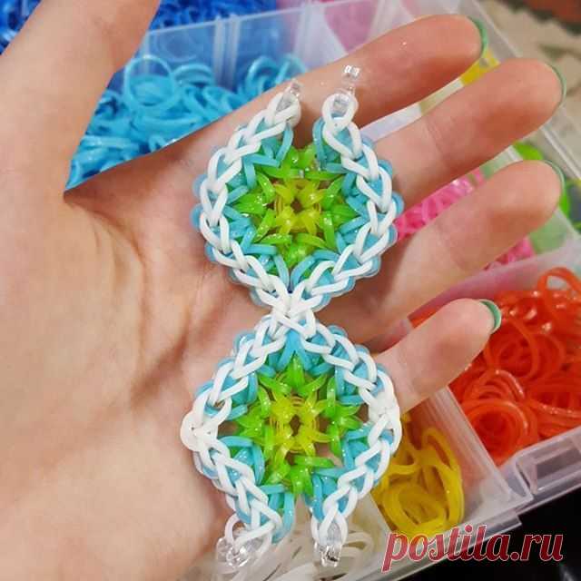 This doesn't look too similar to the Kaleidoscope bracelet, does it?  It's based off my Queen Anne's Lace