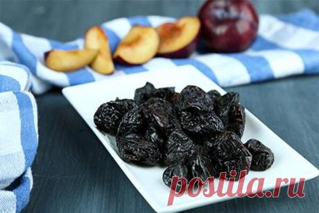 Что такое чернослив и почему он полезен
Чернослив — это любая слива в сушеном виде, сухофрукт. Если слива (бордовая, синяя, фиолетовая) высыхает, она становится темной (черной) — черносливом. Используется в кулинарии от десерта до приправы к мясу. Содержит мягкие слабительные вещества, пищевые волокна, что эффективно при запорах. Говорите правильно: черносл И в (ударение на «И»). Свежие и сушеные сливы (чернослив) Полезные свойства […]
Читай дальше на сайте. Жми подробнее ➡
