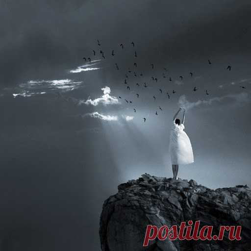 Ф. И. Тютчев

Не рассуждай, не хлопочи!..
Безумство ищет, глупость судит;
Дневные раны сном лечи,
А завтра быть чему, то будет.

Живя, умей всё пережить:
Печаль, и радость, и тревогу.
Чего желать? О чем тужить?
День пережит – и слава богу!

Июль 1850
