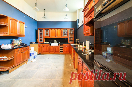 Этот старинный особняк продается за  £150000, но есть ограничения | Чёрт побери Этот особняк с пятью спальнями и тремя ванными комнатами находится в Тодморден, Западный Йоркшир, он выставлен на продажу за £150000 ($188 000). Внутри наполовину сделан ремонт, но не закончен. Здание является памятником архитектуры II категории, что накладывает некоторые ограничения. Это бывшая церковь, нельзя трогать колокольню, нужно использовать только определенные материалы при строительст...