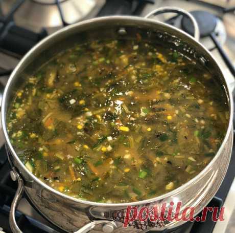 Вкусный зеленый борщ Ингредиенты:
0,5 кг мякоти говядины;&nbsp;3 средних клубня картофеля;&nbsp;1 небольшая луковица;&nbsp;1 небольшая морковь;&nbsp;4 пучка щавеля;&nbsp;3 яйца;&nbsp;соль, перец;&nbsp;сметана.Приготовление:&nbsp;Нарезаем говядину полосочками, как на фото ниже.&nbsp;Кладем в кастрюлю,...