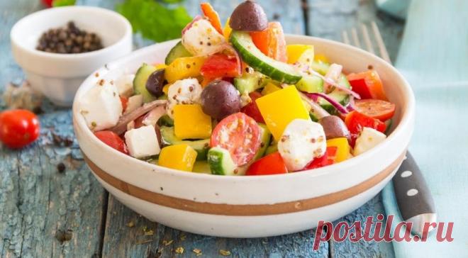 Салат греческий классический
Сами греки называют свой салат хориатики и готовят исключительно с греческой фетой - она более маслянистая, не такая соленая, как брынза, и довольно плотная по консистенции. Но в интернациональной кухне греческий салат готовится и с фетой, и с брынзой, и с фетаки. Для него главное - спелые помидоры, без них не тот вкус

ИНГРЕДИЕНТЫ
2 средних огурца
1 красный сладкий перец
1 желтый сладкий перец
250 г помидоров черри
1/2 красной луковицы
225 г ф...
