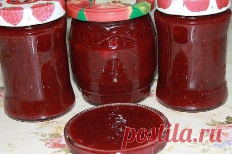 Клубничный джем.

Готовые ягоды (1 кг) уложить в эмалированную 
кастрюлю. Добавить полкило сахара. Далее нужно оставить ягоды пускать сок на 16 часов. В получившуюся смесь добавить ещё полкило сахара и варить джем до полной готовности. Огонь в процессе варки должен быть сильным, поэтому нельзя забывать постоянно перемешивать джем и снимать пену. Если вместо килограмма сахара использовать 1,2 кг, получится ещё вкуснее. Джем расфасовать в горячем виде, закрыть банки и оставить их охлаждаться.