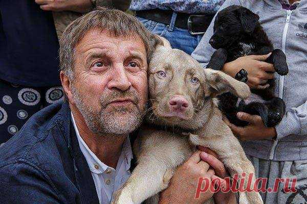 О догхантерах. 

«Дело не в питомцах, а дело в том, что это ещё один знак невероятной болезни общества. 
Каких же людей мы воспитали? И каких мы людей вырастили? В каких семьях выросли эти люди, которые убивают животных? Если бы я застал этого человека или я бы доказательно знал, кто это, я бы его убил и сел бы в тюрьму. И мне неважно, чем мотивируют свои поступки эти подонки. Я просто хочу обратиться к ним. Если у них есть остаток мозгов, совести и сердца, если у них есть...