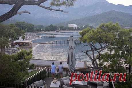 Россиянам раскрыли цены на летний отдых в Турции. В конце февраля летние путевки в Турцию можно купить за 160 тысяч рублей и более. Туры в качественные отели «четыре звезды» на июнь сейчас стоят 190-220 тысяч рублей за двоих. В пакет включен перелет, проживание на 10 ночей и питание по системе «все включено». За 160 тысяч рублей можно отдохнуть в бюджетных «пятерках».