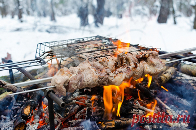 Шашлык на снегу. Как пожарить мясо на мангале зимой. Нельзя просто так взять и пожарить мясо на мангале, если вокруг снег и очень холодно. Нужно знать, как это правильно сделать, чтобы шашлык получился вкусным и сочным.