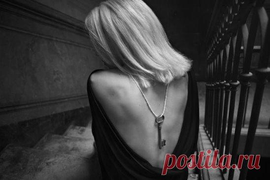 Когда любовь навек уходит,
Будь на прощанье добрым с ней.
Ты от минувшего свободен,
Но не от памяти своей.
Прошу тебя,
Будь благороден.
Оставь и хитрость, и вранье.
Когда любовь навек уходит,
Достойно проводи ее.
Достоин будь былого счастья,
Признаний прошлых и обид.
Мы за былое в настоящем
Должны оплачивать кредит.
Так будь своей любви достоин.
Пришла или ушла она.
Для счастья
Все мы равно стоим.
У горя —
Разная цена.
Андрей Дементьев