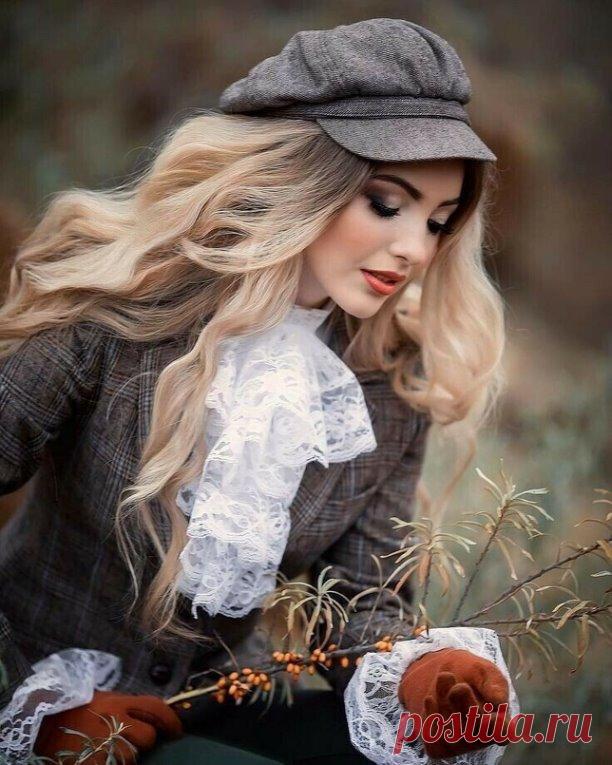 Когда тебя не слышат – не кричи,
Не слушают – не надрывайся в споре,
Дверь не открыли – больше не стучи,
Ведь пресным никогда не станет море.

Не верят, оправданья - пустой звук,
Не виноват – живи в ладу с душою.
Не лезь на дерево, коли надломлен сук,
А ненавидят – горе не большое!

Не ценят – не навязывай себя,
Оценят, когда снова станешь нужным.
Не любят – отпусти, любя,
Что не ТВОЁ – не греет ветром южным.

Пускай не ценят и не слышат иногда,
Всё до поры, рассеются трев...