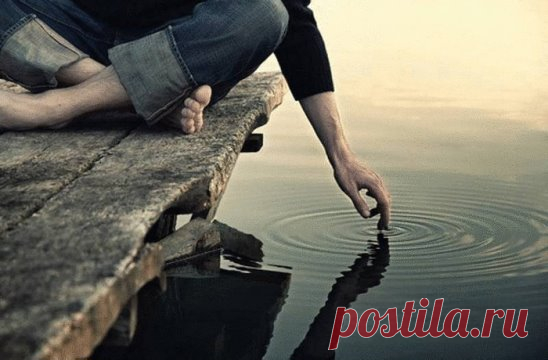 Зачем приходят те, кого не ждёшь?
А впрочем, вообще никто не ходит, 
И в правде умудряется жить ложь, 
Как в долгожданном лете - непогода.
И, радуясь тому, что ты ничей,
В себе теряешь что-то год от года, 
И понимаешь относительность вещей, 
И что живёт в свободе несвобода.
   (Николай ЛЯТОШИНСКИЙ)