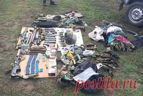 Опубликовано фото с арсеналом оружия напавшего на отдел полиции в Лисках. В сети появилась фотография арсенала оружия, изъятого у Виктора Мирского, задержанного по подозрению в тройном убийстве и нападении на отдел полиции в Лисках. Снимок опубликовал Telegram-канал Mash. На снимке видны охотничий карабин Тигр, гладкоствольный карабин «Вепрь-12» «Молот», магазины для оружия и сотни патронов.