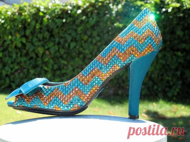 Полосы, зигзаги, точки ... Все это настолько игриво, что есть миллион способов  использовать все это для веселья на свадьбе!  Эти узоры пошли из Портленда, а т.к. Портленд  известен  своей "причудливостью", то почему бы не придумать нового сумасшедшего узора и не добавить его  в свадебные тенденции. Итак, встречайте стиль  "ШЕВРОН" .