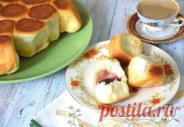 Разборник с вареньем Ингредиенты:Варенье — 200 гМолоко — 240 гМука — 330 гСоль — 0,5 ч. л.Сахар — 1 ст. л.Масло растительное в тесто — 2 ст. л.Масло растительное для смазывания перед выпечкой — 2 ст. л.Масло сливочное — 30 гДрожжи свежие — 10...