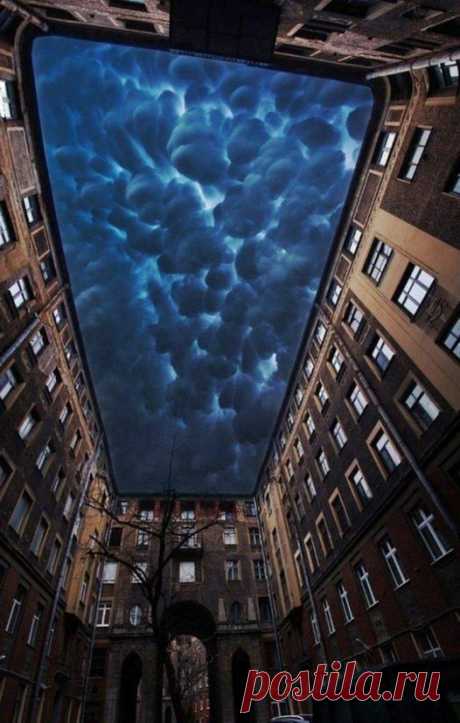 Esta incrível vista das nuvens de mamatus de Tolstoy House em St. Petersburgo