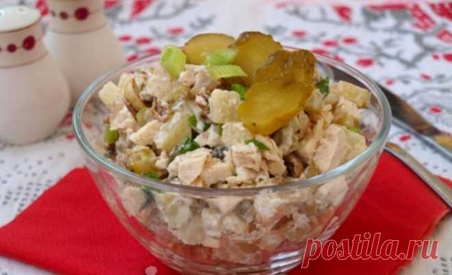 Салат С Курицей Шампиньонами И Огурцами Салат с курицей шампиньонами и огурцами готовится достаточно быстро, продукты используются очень доступные. Вкусный и сытный.