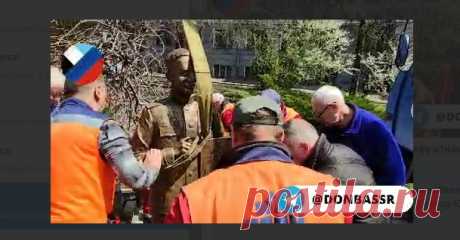 В Донецке установили памятник фотографу «Знамени Победы» | VestiNewsRF.Ru