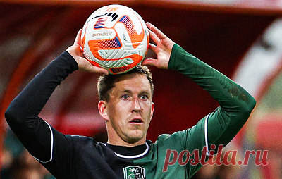 Футболиста "Краснодара" Петрова унесли на носилках в матче с "Балтикой". Защитник оступился и не смог продолжить встречу