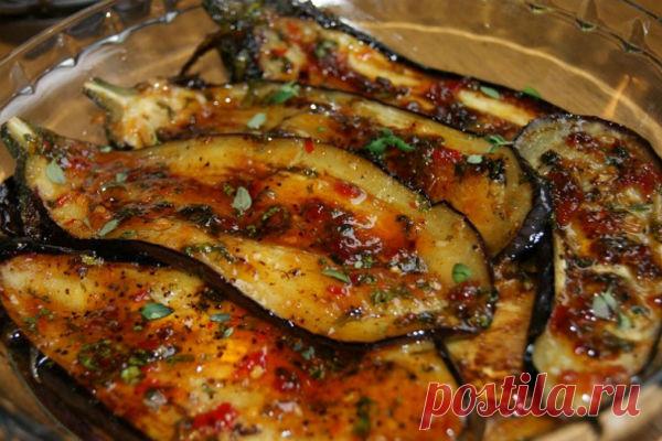 Пикантные баклажаны Пикантные баклажаны Ингредиенты: Баклажаны — 2 шт (лучше взять 3-4 мини-баклажаны) Кориандр — свежий Оливковое масло — 2 ст л Сладкий чили соус — 4 ст л