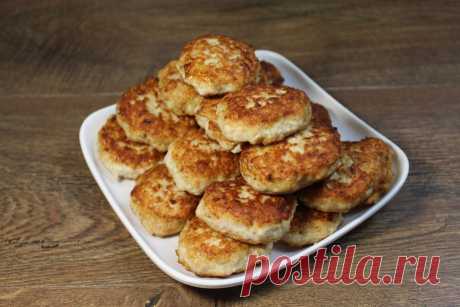 Можно язык проглотить. Суперпышные котлетки из куриного фарша с секретом Ингредиенты: • фарш куриный — 500 г;• яйцо — 1 шт.;• овсяные хлопья быстрого приготовления — 0,5 стакана;• молоко (или вода) — 0,5 стакана;• лук репчатый — 1 шт.;• чеснок — 2 зубчика;• паприка;• черный молотый перец;• соль;• растительное масло для жарки...