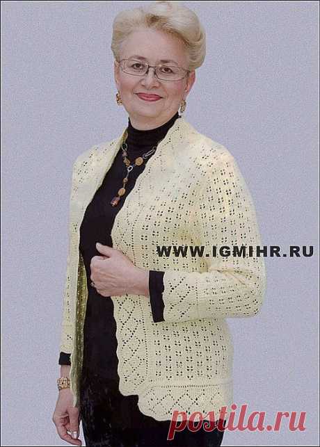Элегантный светло-желтый жакет с выразительным ажуром планок. Спицы.