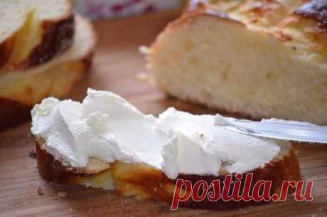 Готовим сыр "Филадельфия" в домашних условиях.

Ингредиенты:

-Молоко — 1 л
-Кефир — 0,5 л
-Яйцо куриное — 1 шт
-Соль — 1 ч. л.
Кислота лимонная (на кончике ножа)

Приготовление:

Молоко выливаем в кастрюлю и ставим на плиту, на средний огонь и постоянно помешивая, добавляем соль , доводим до кипения. Сразу после закипания добавляем кефир и перемешиваем, пока масса не свернется. Эту массу откидываем на марлю, затем подвешиваем на марле над раковиной на 15 минут и даем стеч...