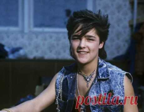 Особое место в "Ласковом мае" занимал музыкант Юрий Чатунов. Это было показано в фильме "Правда обо мне". Золото и проклятие ласкового мая" раскрыта.