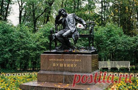 В храме, который был построен на месте церковки в начале XVIII века  крестили Александра Пушкина. 
Крестными родителями были бабушка будущего поэта - Ольга Васильевна и граф Воронцов.