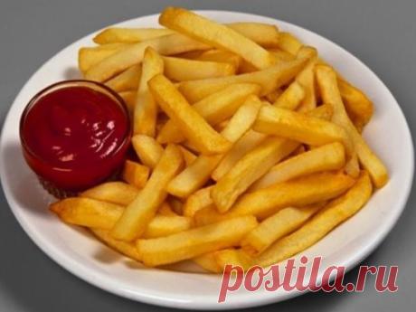Картофель "фри" (без жира и масла). 
 
Хрустящий, ароматный, но совсем без жира. Готовиться просто и не хлопотно, а результат великолепный. Спешу донести в массы. 
 
Для приготовления картофеля на 2 персоны необходимо: 
-4 большие картофелины 
-2 белка 
-соль, перец, специи по вкусу 
 
Взбить белки с солью в глубокой миске. Картофель очистить, нарезать соломкой, обмакнуть в белки. Выложить на противень и запекать при 200 градусах до золотистого цвета. Перед подачей приправить специями по вкусу.