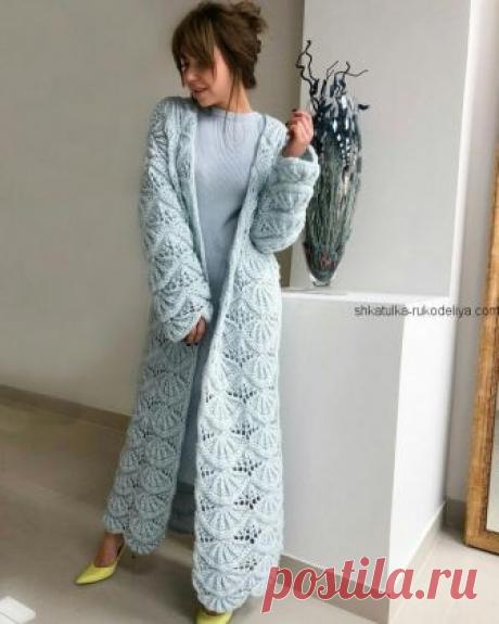 Пальто узором “гребешки” Пальто узором гребешки спицами.  Вязаное пальто спицами для женщин с схемами