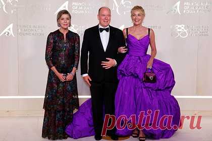 Князь Монако появился на публике с Шэрон Стоун вместо жены. Князь Монако Альберт II появился на гала-вечере Planetary Health вместе с американской актрисой Шэрон Стоун. По информации издания, жена князя Шарлен все еще находится в Южной Африке по состоянию здоровья. Также на мероприятие Альберт II взял старшую сестру принцессу Каролину Ганноверскую.