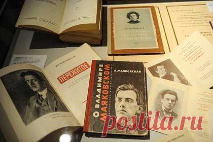 В Херсоне снесли памятник Маяковскому. В подконтрольной Украине части города Херсон снесли памятник поэту Владимиру Маяковскому. Информацию об этом подтвердил губернатор Херсонской области Владимир Сальдо. Он объяснил решение тем, что Украина терпит неудачи в зоне проведения СВО, поэтому пытается отыграться на культуре и истории.