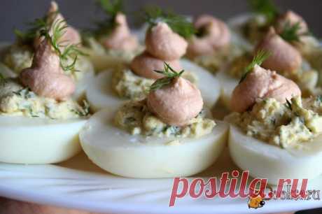 Фаршированные яйца с мягким творогом и лососевой пастой Фаршированные яйца с мягким творогом и лососевой пастой готовятся очень просто и довольно быстро! Это замечательный вариант вкусной и красивой закуски для семейного праздника. Закуска точно будет востребована гостями! Кстати, это неплохой вариант и для Пасхального стола.