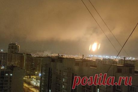 Жители юга-востока Москвы сообщили об огненном зареве в небе. Жители районов юга-востока Москвы сообщили об огненном зареве в небе. Об этом пишет Telegram-канал Shot. По его данным, зарево увидели в Капотне, Марьино и Братеево в районе 2:30 ночи. Предварительно, причиной вспышки стал полыхающий факел нефтеперерабатывающего завода, на котором проводятся плановые работы .