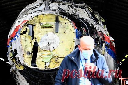 Нидерланды отказались депортировать россиян из-за дела MH17. В Нидерландах отказались депортировать российскую пару, раскрывшую им важные сведения о крушении самолета Boeing 777 авиакомпании Malaysia Airlines, летевшего рейсом MH17 из Амстердама в Куала-Лумпур. Власти страны трижды отказывали супругам в просьбе о предоставления убежища. Лишь их запрос был удовлетворен.