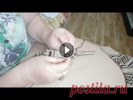 #мк ленивый жаккард #жаккард по кругу #легко,просто                          Носки связаны жаккардом Всего4 петли рапорт узор,и 6 рядов: 1р.темная нить 1 петля лиц.1снять за переднюю стенку,нить за работой 2р.светлая нить1п.снять,3провязать лиц. 3р.те...