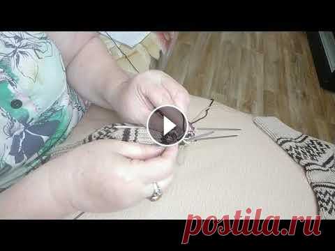 #мк ленивый жаккард #жаккард по кругу #легко,просто                          Носки связаны жаккардом Всего4 петли рапорт узор,и 6 рядов: 1р.темная нить 1 петля лиц.1снять за переднюю стенку,нить за работой 2р.светлая нить1п.снять,3провязать лиц. 3р.те...
