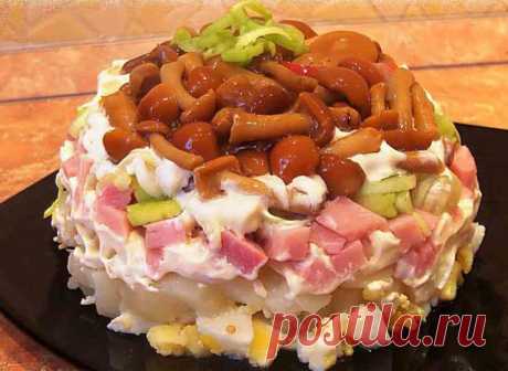 9 САМЫХ ВКУСНЕЙШИХ СЛОЕНЫХ САЛАТОВ
1. Красная шапочка
2. Леший
3. Мышата
4. Опятки
5. Шляпка
6. Куриный торт
7. Нежность
8. РОзы
9. Ананас

🌲Салат "Красная шапочка"🌲

репчатый лук,
куриная грудка (копченая или гриль),
отварной картофель,
грецкие орехи,
отварная морковь,
вареные яйца,
твёрдый сыр,
зерна граната для украшения.

Салат укладывается слоями и каждый промазывается майонезом:
1 слой - лук, порезать кубиками или п/кольцами, обдать кипятком для удаления горечи;
2 ...