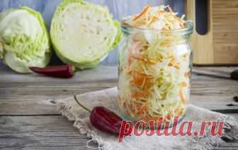 САМАЯ ПРОСТАЯ И ВКУСНАЯ КВАШЕНАЯ КАПУСТА
Не ругайтесь, опытные кулинары. Хочу поделится с неопытными) Даже не думала, что сама могу удивиться такому простому способу приготовления нашего любимого зимнего блюда. Поразил результат. Такую хрустящую, сочную, идеальную в плане соль-сахар капусту я пробовала лишь однажды. Та капуста созревала до пика вкусности в дубовой бочке, да с какими-то секретными добавками-травками. И я смирилась, что такую уже никогда не попробую. Но вот ...