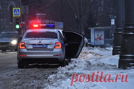 Мужчина пострелял по прохожим из пневматического оружия в российском городе. В Улан-Удэ мужчина открыл стрельбу по прохожим из пневматического пистолета, пострадавших нет. Инцидент произошел утром 17 марта. На место происшествия в Октябрьском районе прибыли полицейские и задержали хулигана. У него правоохранители изъяли оружие. Задержанному 22 года, он дважды судим за кражи.