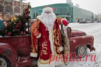 По улицам Тюмени проедет Дед Мороз на ретро-автомобиле. В новогодние праздники по улицам Тюмени проедет Дед Мороз на ретро-автомобиле. Дед Мороз и Снегурочка вместе с помощниками со 2 по 10 января будут заезжать в парки и скверы города, чтобы поздравить жителей и гостей города с праздниками и исполнить их любимые новогодние песни.