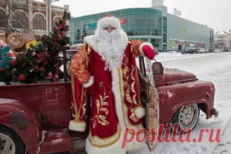 По улицам Тюмени проедет Дед Мороз на ретро-автомобиле. В новогодние праздники по улицам Тюмени проедет Дед Мороз на ретро-автомобиле. Дед Мороз и Снегурочка вместе с помощниками со 2 по 10 января будут заезжать в парки и скверы города, чтобы поздравить жителей и гостей города с праздниками и исполнить их любимые новогодние песни.