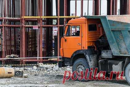 Дважды наехавший на людей водитель самосвала сбежал из России