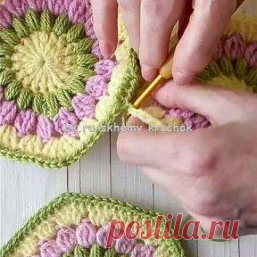 Вяжем африканский квадрат. 
Предлагаем схему и мастеркласс по соединению шестиугольных мотивов. Из таких мотивов выйдет отличный воздушный ажурный плед.
А может у вас есть идеи, что можно еще связать и шестигранных мотивов? Поделитесь с нами!
... 
P.S. А я напоминаю администрации соседних групп о копировании наших текстов публикаций ;)