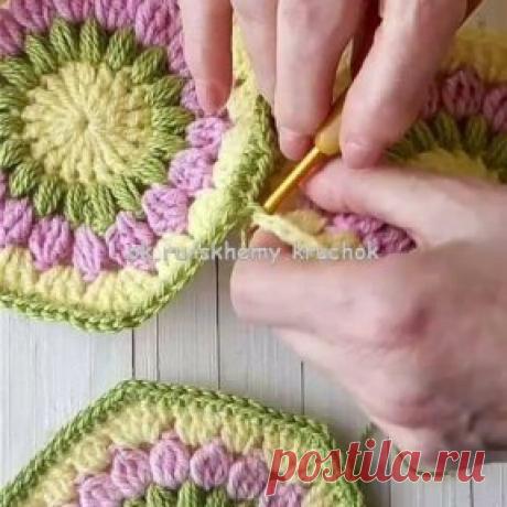 Вяжем африканский квадрат. 
Предлагаем схему и мастеркласс по соединению шестиугольных мотивов. Из таких мотивов выйдет отличный воздушный ажурный плед.
А может у вас есть идеи, что можно еще связать и шестигранных мотивов? Поделитесь с нами!
... 
P.S. А я напоминаю администрации соседних групп о копировании наших текстов публикаций ;)