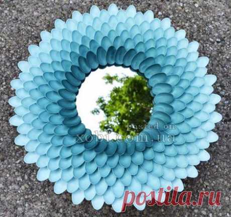 рамка для зеркала в виде хризантемы из пластиковых ложек