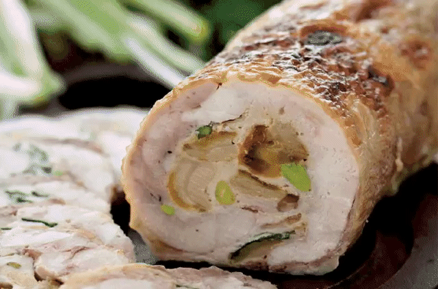 Куриный рулет с начинкой  
Ингредиенты:
5 шт. куриных бедер
4 шт. моченых или свежих кислых яблок
1 ст. л. лимонного сока
30 гр. тыквенных семечек
50 гр. грецких орехов
1 щепотка сухого имбиря
1 щепотка тимьяна
1 щепотка мускатного ореха
соль, перец-по вкусу
Секрет:
Это не желатин и не бесполезные перевязывания нитками. Главное, взять правильное мясо! Лучше всего подойдет не филе, из которого рулеты получаются суховатыми, а самые простые куриные бедра! В дополнение к вышеперечисленным п