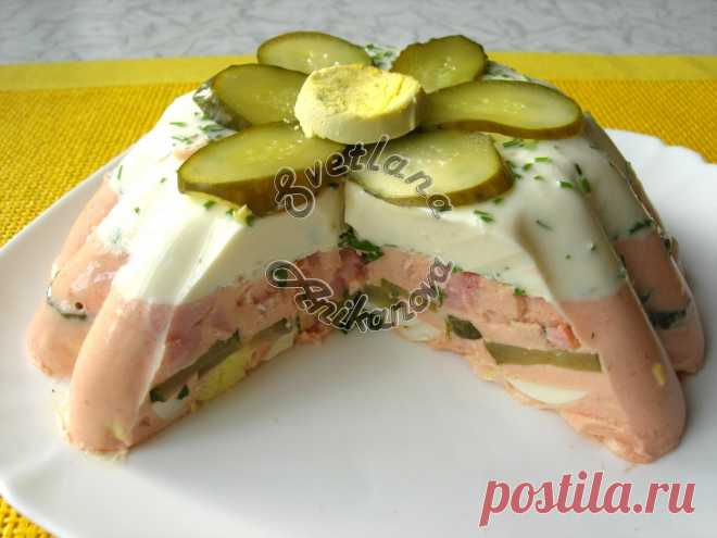 Ну Оочень Вкусное ДВУХЦВЕТНОЕ ЗАЛИВНОЕ на Новогодний стол Уверена, что заливное частый гость в праздничном меню многих семей. Я сегодня хочу предложить вам свой рецепт не совсем обычного заливного. Это двухцветное заливное с ветчиной и маринованными огурцами…