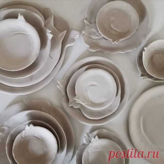 Керамические тарелки в виде уютно свернувшихся кошек